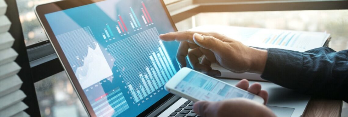 Frau bearbeitet Graphen zum Pricing digitaler Products an einem Laptop
