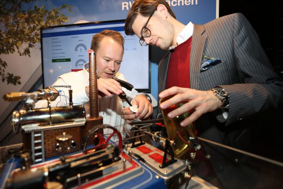 Smart Services Engineering | Benedikt Moser und Felix Optehostert mit einem Dampfmaschinenprototyp beim 37. KVD Congress