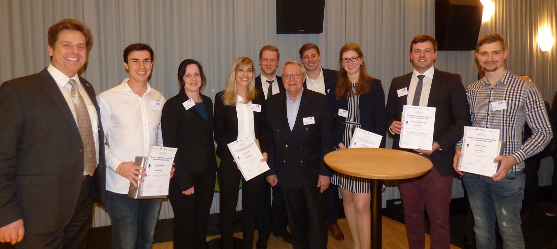 Prof. Dr. Volker Stich und Dr. Walter Eversheim mit den Gewinnern der KUKA Case Competition