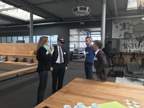 Sabine Bergs und weitere Gäste während des Hololensetest