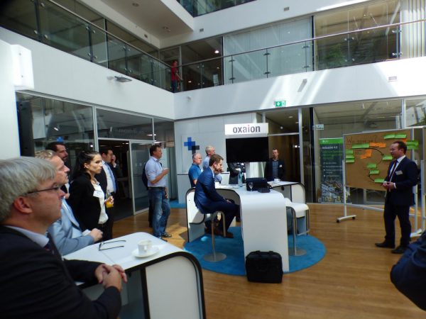 Project Manager Benedikt Moser stellt Workshopresultate bei der Center Smart Services Conference vor