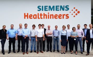 Smart Services Vertrieb Projektteilnehmer auf einem Gruppenfoto zu Besuch bei Siemens Healthineers