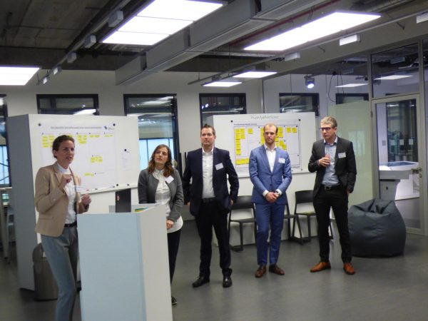 Center-Smart-Services-Gäste während einer Debatte im Rahmen des Disruptionsworkshops